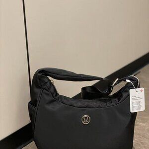 lululemon pleated shoulder bag women's black